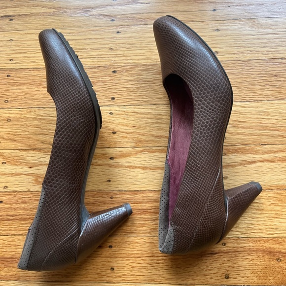 Tsubo Brown Heels with Cushioned Insole and Elegant Design - Picture 3 of 7